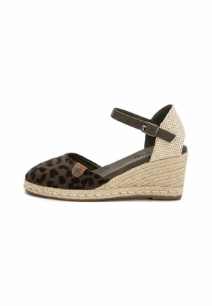 Zapato de cuña de ante con estampado de leopardo, con una plataforma de yute, correa de tobillo en color verde oliva y un acento de tela a cuadros en el talón.