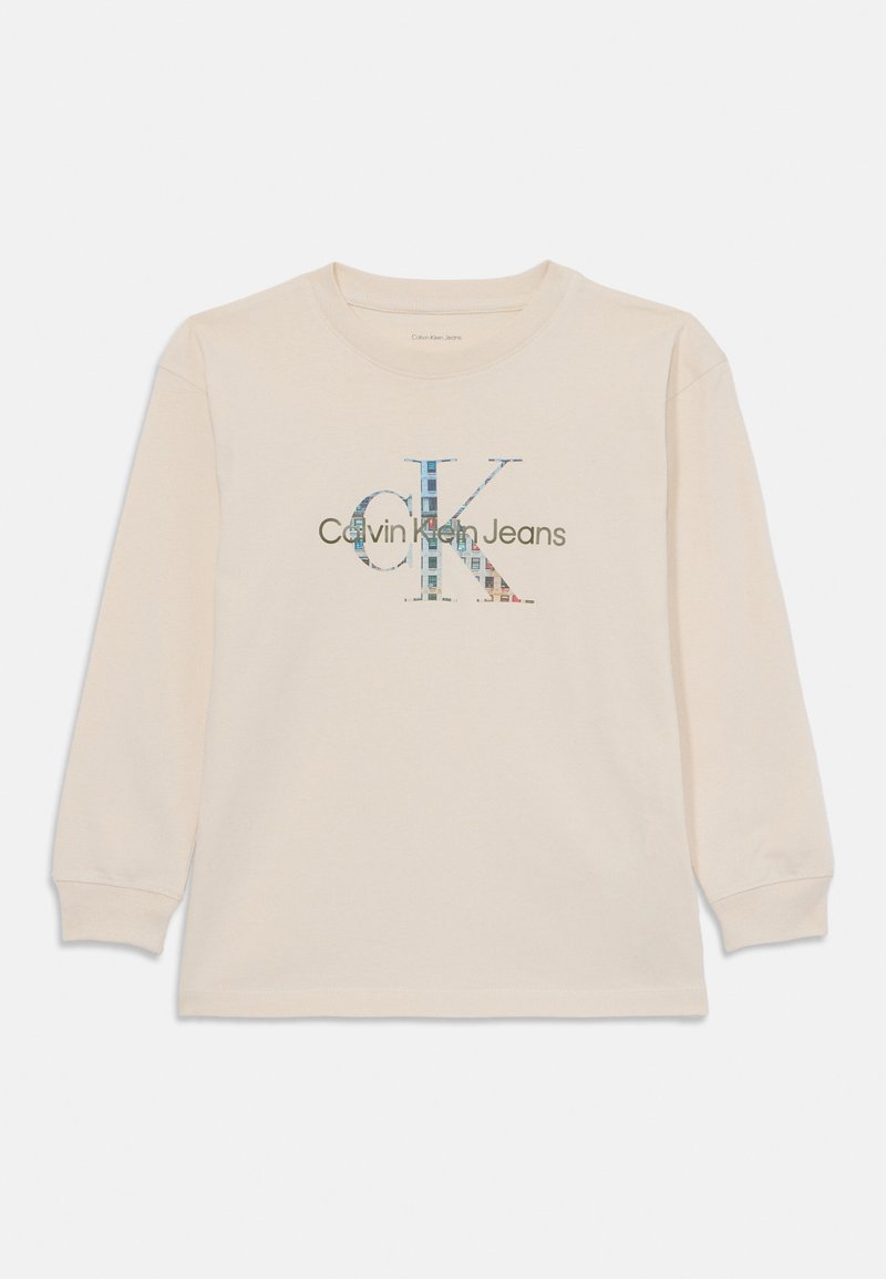 Dlhý rukáv svetločerveného trička vyrobeného z bavlny, s viacerými farebnými grafikami "CK" a textom "Calvin Klein Jeans" vpredu.