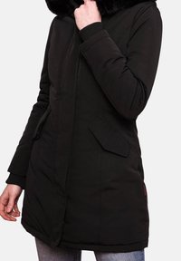 Černý zateplený parka kabát s límcem z umělé kožešiny, zapínáním na zip, bočními kapsami a žebrovanými manžetami. Hladká textura s detaily stehu.