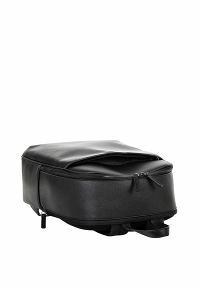 Sac à dos en cuir noir avec deux compartiments zippés, l’un partiellement ouvert, et une poignée de transport supérieure visible.