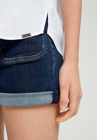 QS DOTÉ D’UNE FENTE DANS LE DOS - Bluse - weiß