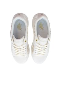 Valkoiset tennarit, joissa on tekstuuriset sivupaneelit, kullanvärisiä yksityiskohtia ja logo. Kiristettävä malli, jossa on pehmustettu kaulus ja pehmustettu pohjallinen mukavuutta varten.