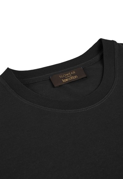 Zwarte katoenen t-shirt met een ronde halslijn, voorzien van nette stiksels en een bruine label dat het merk en het materiaal aangeeft.