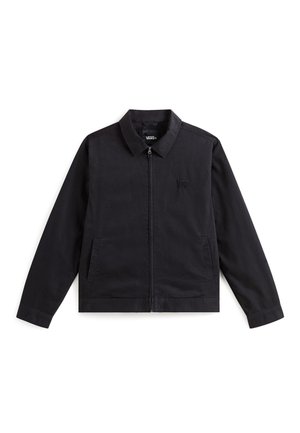 Sort, let jakke med lynlåslukning, spids krave og sidelommer. Har et subtilt præget logo på brystet.