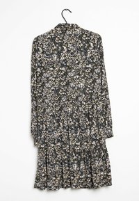 Blumenmusterkleid mit dunklem Hintergrund und weißen sowie blauen Blumen. Lange Ärmel, runder Kragen und ein ausgestellter Rock.