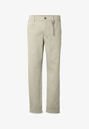 Pantalon beige à jambes droites avec fermeture à boutons, passants pour ceinture, poches latérales et un détail décoratif en corde sur la ceinture droite.