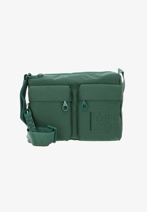 Sac messager en tissu vert avec deux poches zippées à l'avant, bandoulière réglable et motif texturé. Dispose d'une bandoulière et d'accents métalliques de marque.