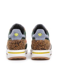 Wildleder-Sneaker mit einem grünen und braunen Leopardenmuster auf der Rückseite, grauen Akzenten, orangefarbenem Logo und weißer Sohle mit einem gelben Streifen.