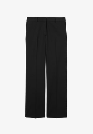 Czarne eleganckie spodnie o szerokim kroju, z płaskim przodem, dwoma bocznymi kieszeniami i gładką fakturą. Brak widocznych wzorów.