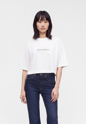 Calvin Klein Jeans, OS CROPPED DENIM APPLIQUE MONOLO - T-Shirt print - bright white