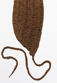 Accessorio tessile intrecciato marrone con finitura strutturata e design appuntito, dotato di una lunga cinghia attorcigliata per la chiusura.
