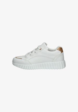 Sneaker bianca in pelle con suola texturizzata e scanalata. Presenta un accento dorato sul tallone e cuciture tonali, con un classico design con lacci.