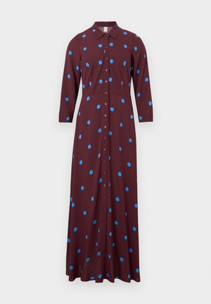 Burgunderfarget langermet kjole med blå polkadotter, knappestolpe foran, krage og flowing skjørt. Myk stofftekstur.