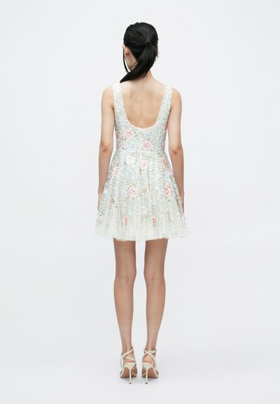 Lühike lilleline kleit madala seljaga, tikitud pastelsed lilled, kihiline tulellseelik ja õhukesed rihmad. Kanditud õhukeste rihmikkontsadega.