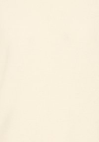 Pehmea kreemivärvi puuvillakangas, millel on tekstureeritud sooneline muster. Pind on sile, kus on minimaalselt nähtavaid kiude või puudusi.