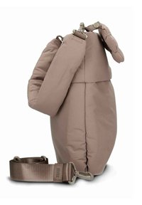 Sac beige gonflé avec une silhouette arrondie et douce. Doté d'une poignée rembourrée et d'une sangle réglable, fabriqué en tissu lisse avec des coutures minimales.