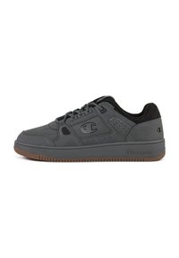 Zapatillas deportivas grises de cuero suave con un cuello texturizado negro, perforaciones en los costados y una suela de goma.