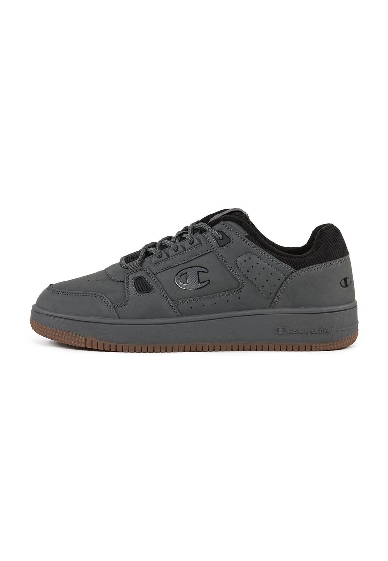 Zapatillas deportivas grises de cuero suave con un cuello texturizado negro, perforaciones en los costados y una suela de goma.