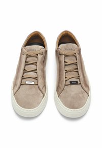 Sneakers in camoscio di colore marrone chiaro con lacci beige. Presentano una tomaia testurizzata, suola in gomma bianca e un piccolo dettaglio in logo argentato sul lato.
