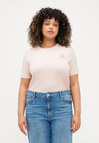 Calvin Klein Jeans Plus EMBROIDERED REGULAR TEE - Βασικό μπλουζάκι - peach whip