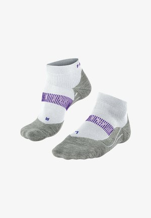 Graue und weiße Knöchelsocken mit einem gerippten Bündchen und lila diagonalen Streifen über dem Mittelteil. Hergestellt aus einem strukturierten Strickmaterial.