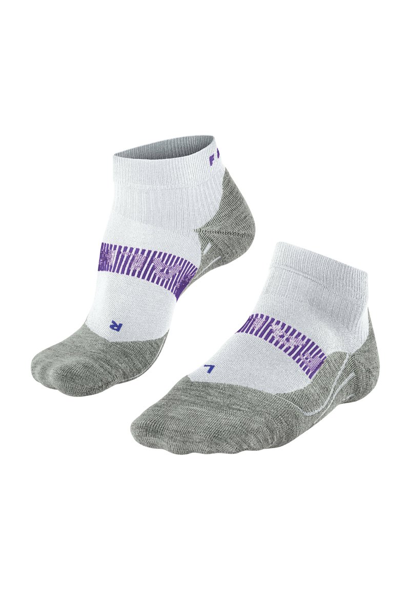 Calcetines tobilleros grises y blancos con puños acanalados y rayas diagonales moradas en la parte media. Fabricados con un material de punto texturizado.