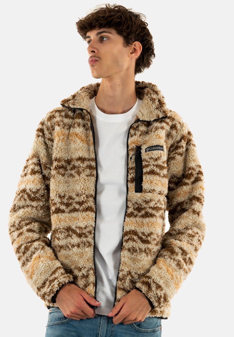 Giacca in fleece morbido, beige e marrone con motivo sfocato, dotata di zip frontale, collo alto e tasca sul petto con zip nera. Texture morbida in tutto il capo.