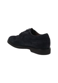 Chaussure Oxford en daim navy avec texture lisse, bout arrondi et perforations décoratives sur le dessus. Semelle en caoutchouc noir avec motif de grip.