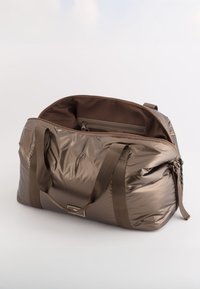 Brązowa, puchata torba podróżna wykonana z błyszczącego materiału, z brązowymi tkaninowymi uchwytami i zapinaną na zamek kieszenią wewnętrzną.