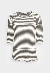 Camiseta de rayas con cuello redondo, mangas tres cuartos, en colores verde apagado y blanco, con un dobladillo ligeramente ondulado.