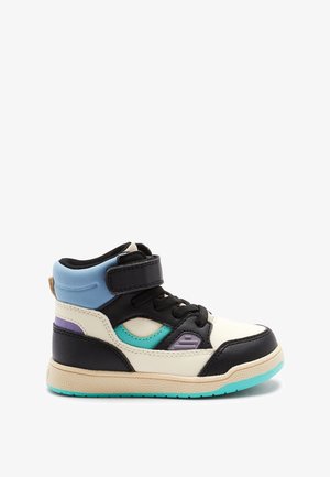 Hög tå sneaker för småbarn med svarta, krämfärgade och blå paneler, lila och teal detaljer, svarta snören och kardborreband på en texturerad beige sula.
