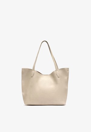 Beige Leder-Shopper mit zwei Schulterriemen, glatter Textur und großzügigem, offenem Design ohne Verschluss.