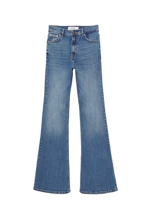 Jeans di denim blu a vita alta con gamba svasata, chiusura con bottoni e zip, tasche frontali e posteriori, mostrati su uno sfondo bianco.