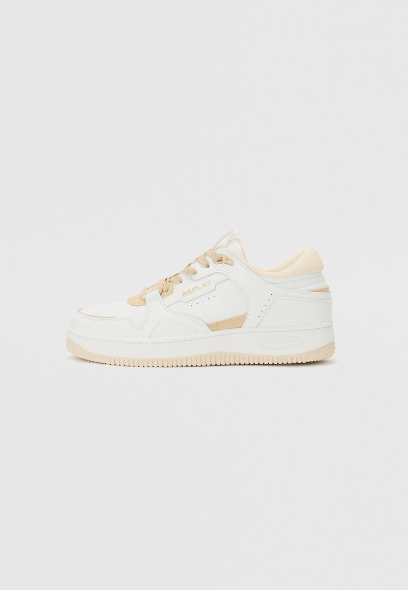Baskets basses blanches avec des accents beige, fermeture à lacets et détail de marque "REPLAY" sur le côté et la semelle.