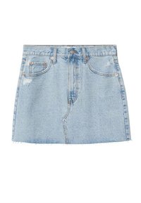 Minifalda de mezclilla en azul claro, con un acabado desgastado. Presenta una cintura alta, dos bolsillos delanteros y un dobladillo deshilachado. Acabados en metal.