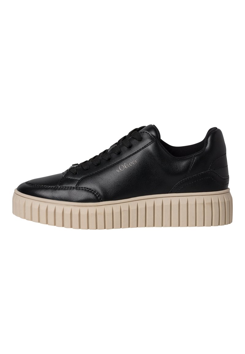 Baskets en cuir noir avec une surface texturée, bout rond et une semelle en caoutchouc beige épaisse avec des rainures verticales.