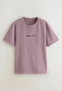 Mauvefarbenes T-Shirt mit kurzen Ärmeln und Rundhalsausschnitt, mit dem Schriftzug "Marquette County Michigan History" und einer kleinen Grafik über dem Text.