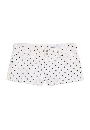 Pantaloni scurți din material alb cu buline negre, buzunare frontale, găici pentru curea și doi nasturi argintii în talie.