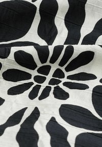 Next GATHERED SHORT SLEEVE BOXY REGULAR FIT - Päevakleit - black  white