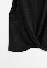 Haut sans manches noir en tissu côtelé présentant un design à l'avant torsadé et une texture subtile. Ourlet lisse et grandes emmanchures pour le confort.