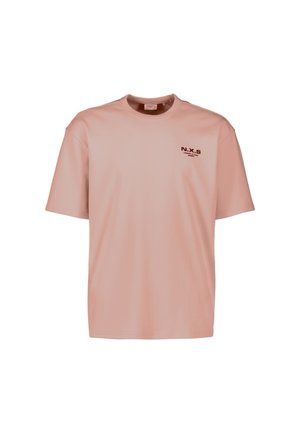 T-shirt rose clair à manches courtes avec col rond et petit logo noir "N.X.S Comfort & Style" sur la poitrine gauche.