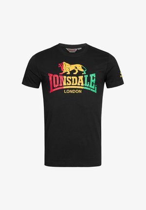 Mustmust värvi T-särk, millel on värviline lõvi graafika ja punane, kollane ning roheline "LONSDALE LONDON" tekst. Lühikesed varrukad, ümar kaelus.