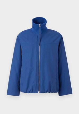 Blå zip-jakke med høy krage, elastisk hette og glatt stoff. Har en rett passform og minimalistisk design.