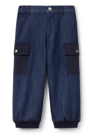 Marineblauwe denim broek met elastische boorden, voorzien van twee zijcargo zakken met drukknoopjes en een gladde textuur.