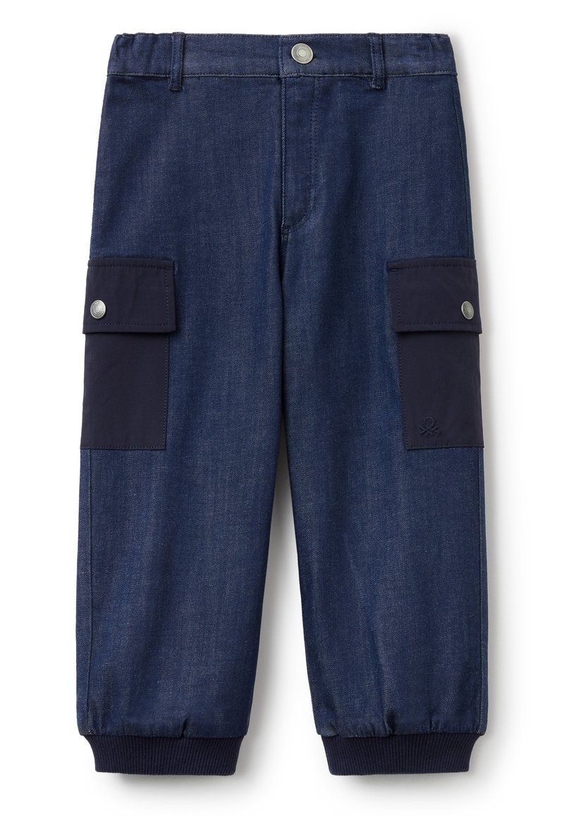 Pantalones de mezclilla azul marino con puños elásticos, que cuentan con dos bolsillos de carga laterales con botones a presión y una textura suave.