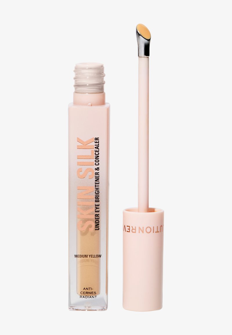 Concealer-rör med en ljusrosa matt yta, med en genomskinlig kropp och en medelgul formel. Inkluderar en liten, vinklad appliceringspenna.