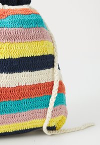 Borsa all'uncinetto colorata con strisce orizzontali in blu, rosa, giallo, arancione e verde, con un laccio intrecciato di colore crema.
