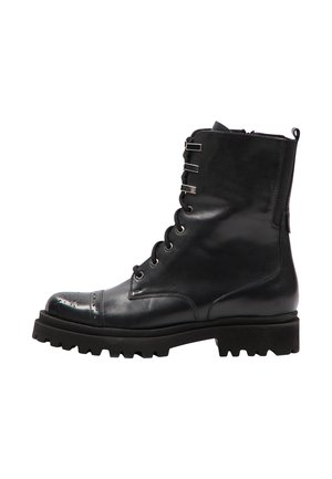 Zwarte leren veterschoen met een ronde neus, gestofde accenten, vier metalen oogjes en een chunky, gestructureerde rubberen zool.