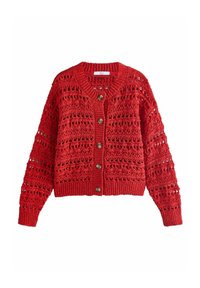 Rode gebreide cardigan met opengewerkt patroon, geribbelde manchetten en zoom, met een knoopsluiting aan de voorkant met vijf bruine knopen.