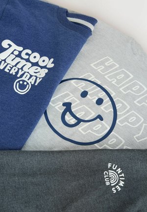 Sukrauniotos sulankstytos marškiniai mėlynos, šviesiai pilkos ir tamsiai pilkos spalvos su šypsenėle ir tekstu: "Šaunūs laikai kiekvieną dieną," "Laimingas," ir "Linksmybių klubas."